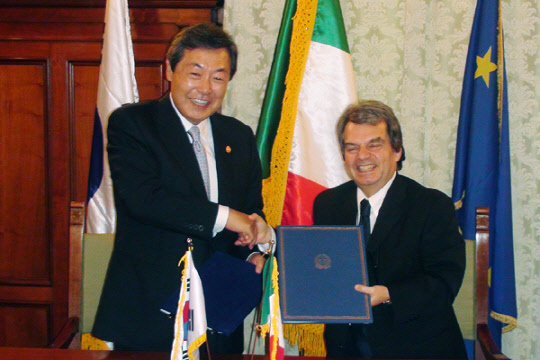 맹형규 행안부 장관(왼쪽)과 레나또 브루네따 이탈리아 행정혁신부 장관이 '한-이탈리아 정보화 협력 MOU'를 체결하고 악수하고 있다.